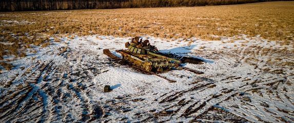 Uništen ruski tenk usred žita pšenice u Harkivu