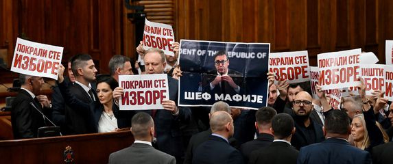 Srbijanska oporba drži plakate s natpisima