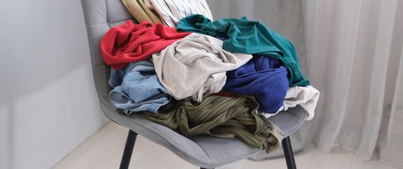Stolica zatrpana odjećom
