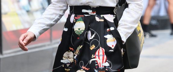 Duge suknje upečatljivog uzorka rado se nose i na hrvatskim ulicama