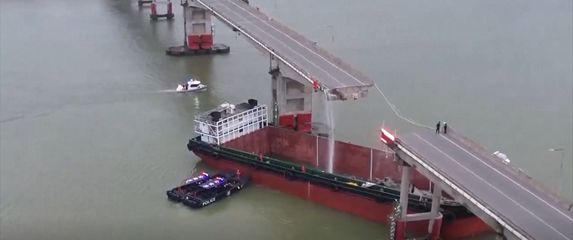 Brod se zabio u most u Kini - 4