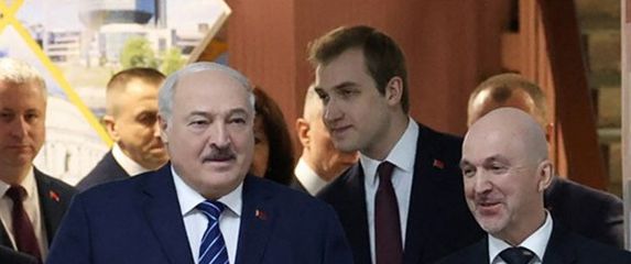 Aleksandr Lukašenko u društvu sina (desno) glasao u Minsku