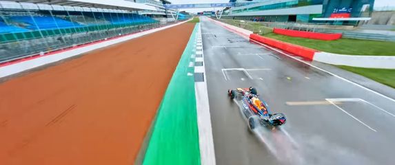 F1 bolid snimljen iz najbržen FPV drona na svijetu