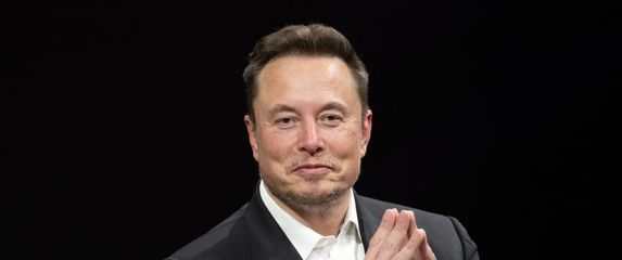 Biznismen i mogul Elon Musk kako sjedi s rukama sklopljenim u piramidu