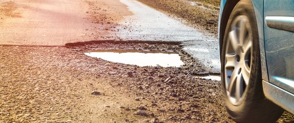 Rupe u asfaltu, ilustracija