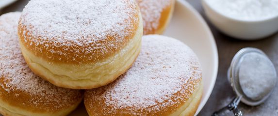 Njemačka krafna s pekmezom