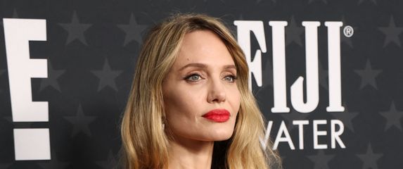 Angelina Jolie na dodjeli nagrada Critics' Choice u haljini Elie Saab