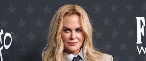 Nicole Kidman na dodjeli Critics' Choice u odijelu Yves Saint Laurent