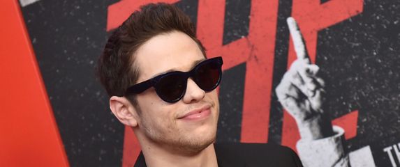 Glumac i komičar Pete Davidson na crvenom tepihu