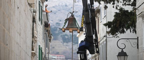 HGSS uklanja zvonik Kneževog dvora u Pagu nakon potresa - 2