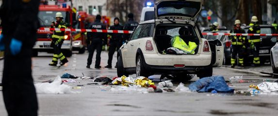 Automobil se zabio u ljude u Münchenu - 3