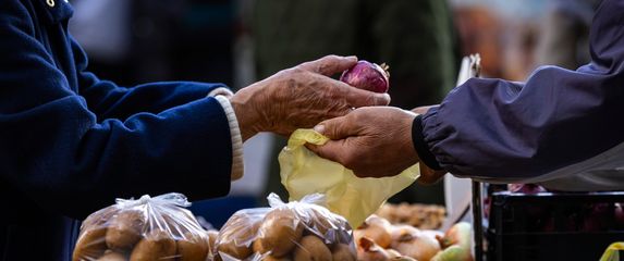 Umirovljenici na tržnici