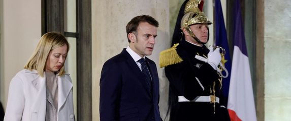 Giorgia Meloni i Emmanuel Macron na samitu u Parizu