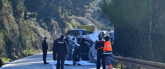 Stijena se odlomila i pala na vozilo kod Dubrovnika - 6