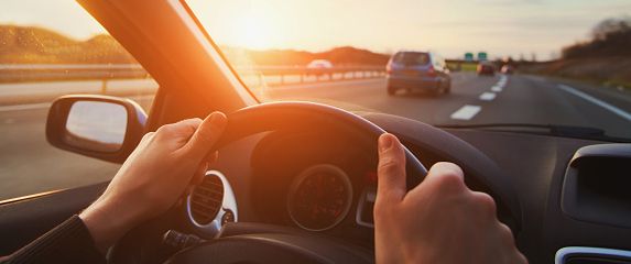 Vozač na autocesti, ilustracija