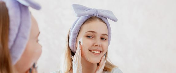 Tinejdžerica njeguje kožu