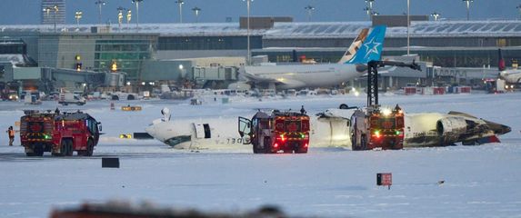 Zrakoplov Delta Airlinesa prevrnuo se na pisti u Torontu