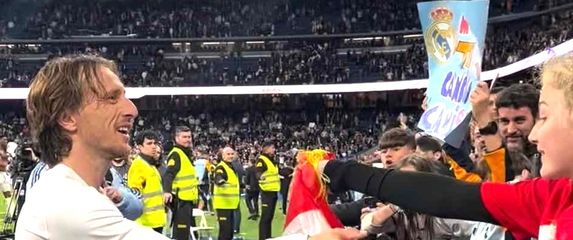 Luka Modrić poklonio dres mladoj navijačici iz Hrvatske