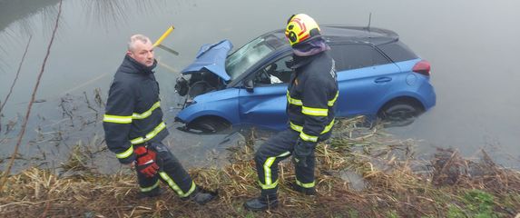 Auto sletio u kanal - 5