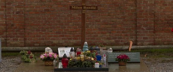 Bandićevo grobno mjesto i dalje je bez spomenika - 5