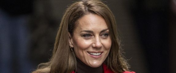 Catherine Middleton u kaputu modne kuće Alexander McQueen - 8
