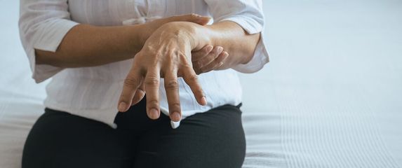 Parkinsonova bolest: Kako nastaje, koji su prvi simptomi i kako se liječi?