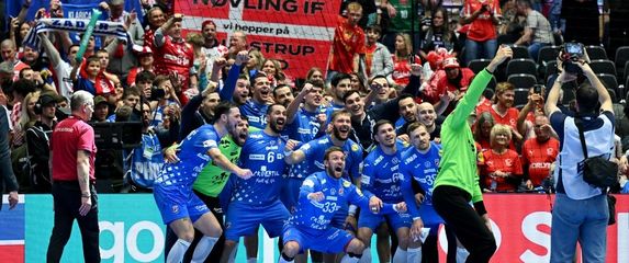 Slavlje rukometaša nakon osvojene medalje