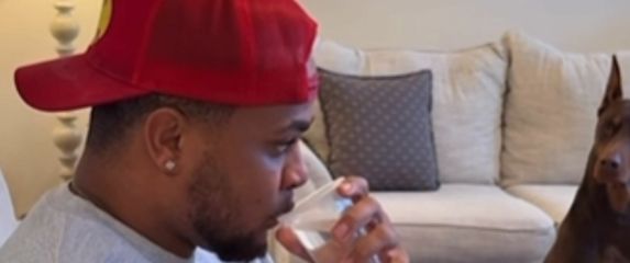 Vlasnik ispred psa koji ga osuđuje