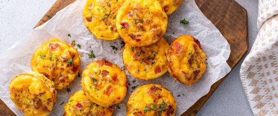 Košarice od jaja, povrća i špeka