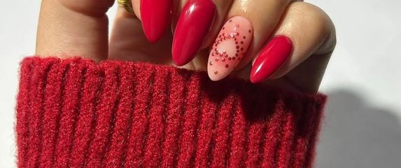 Crvena manikura za Valentinovo