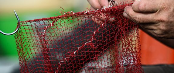 Ribar plete mrižu svoju