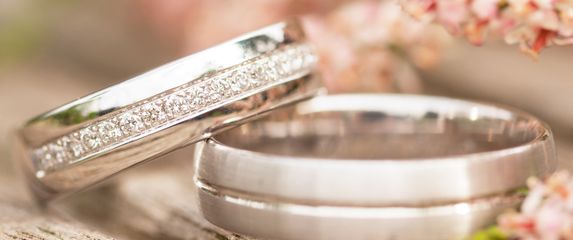 Dok su prvi mjeseci često obilježeni zaljubljenošću i prilagodbom, s godinama brak dobiva dublje značenje, stabilnost i novu vrstu bliskosti