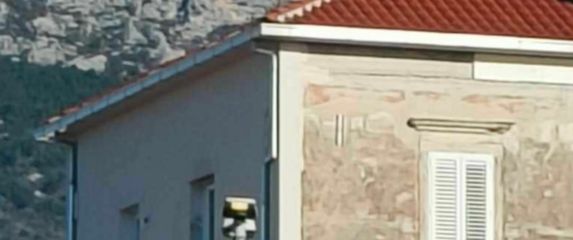 Muškarac koji pije kavu na nedovršenom balkonu