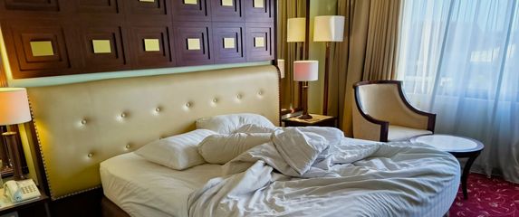 Treba li spremiti krevet prije napuštanja hotelske sobe?