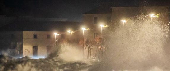 Kaštela: Ciklonalna plima poplavila rivu i ulice