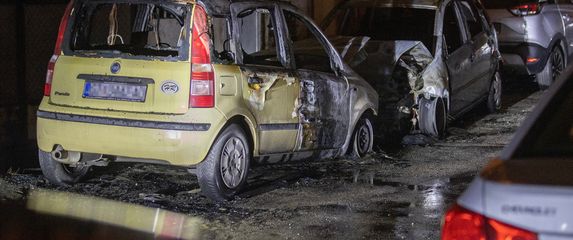 U Splitu izgorjela dva automobila - 1