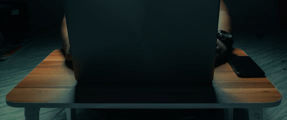 Ilustracija: Muškarac za laptopom