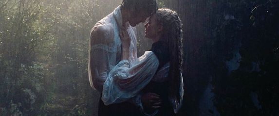 Orkanski visovi s Margot Robbie i Jacobom Elordijem