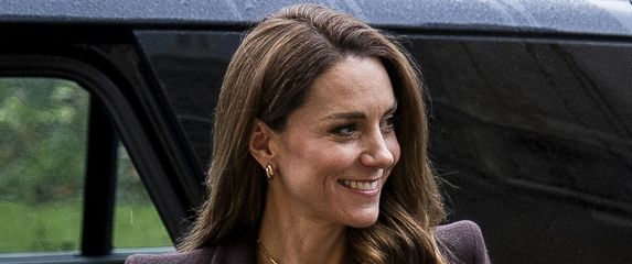 Catherine Middleton u smeđoj haljini Edeline Lee 2026. - 1