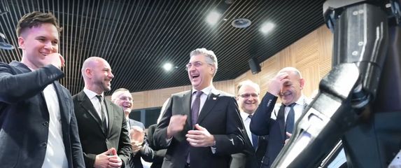 Robot RINNO nasmijao Plenkovića