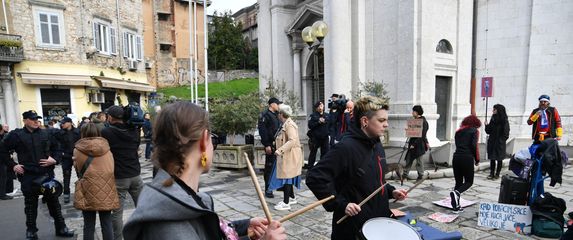 Prosvjednici protiv molitelja u Rijeci