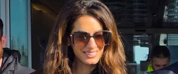 Amal Clooney u Milanu u Versace kombinaciji 2026. - 4