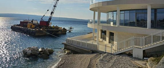 Hotel izgrađen u moru zatvorio pristup obali - 2