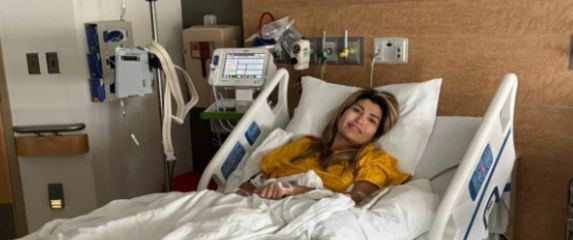 Schayene Silva kako leži u bolničkom krevetu nekon dijagnoze raka