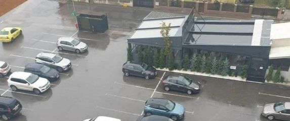 Neobičan detalj na parkiralištu ispred trgovine