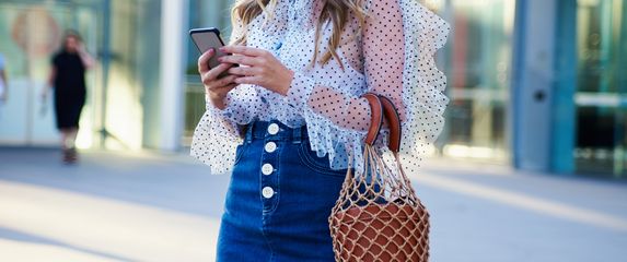 Žena u traper-suknji