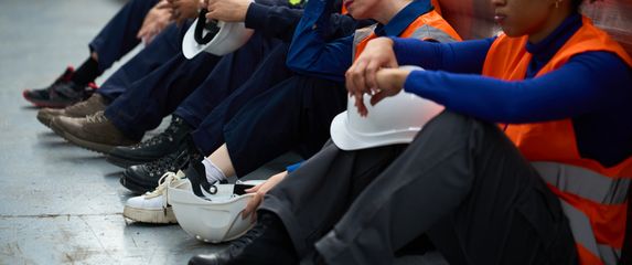 Iscrpljeni radnici u skladištu, ilustracija