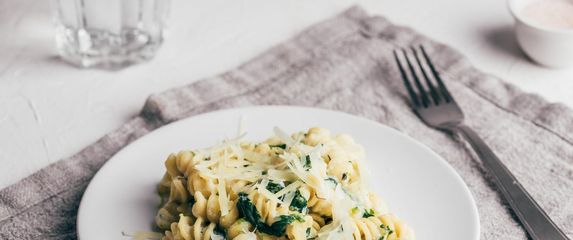 Tjestenina s limunom, ricottom i špinatom