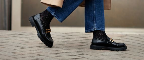 Crne mokasinke su modni klasik