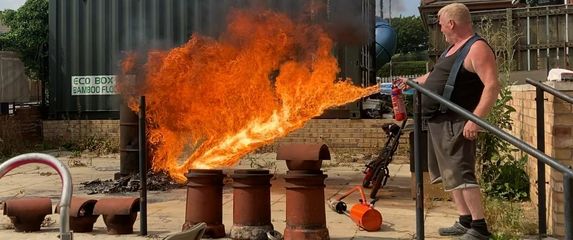 Ian Claughton s improviziranim bacačem plamena